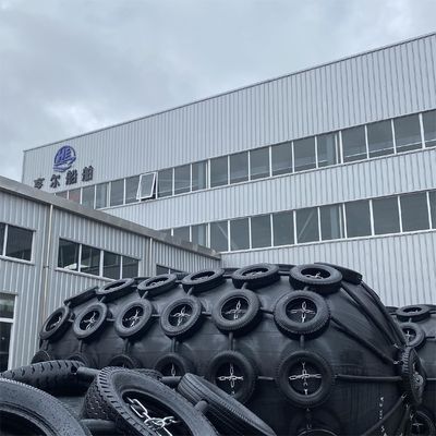 Qualidade Fender de borracha pneumática preto 2000x4000mm com rede de pneus e cadeia 50kpa para barco fábrica