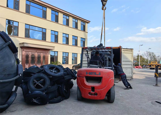 Qualidade Estrutura Flutuante 2.0*3.5-2.5*4.0m ISO17357 Defensas Pneumáticas Yokohama de Borracha para Transferência Navio-a-Navio 50kpa/80kpa fábrica