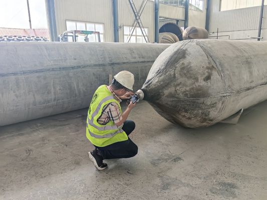 Qualidade Pressão de ruptura 0,3 MPa a 0,5 MPa airbag de borracha marinha inflado por ar comprimido adequado para manuseio de carga marítima período de 18 meses fábrica