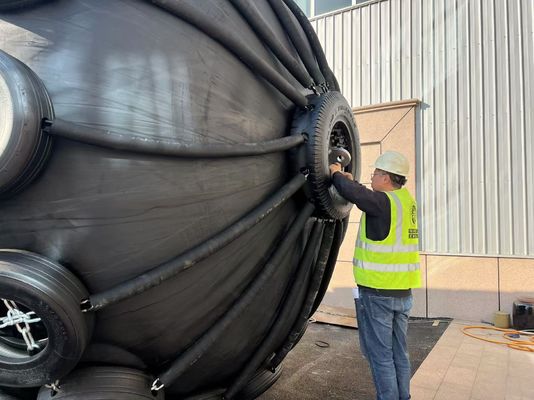 Qualidade Fenders de borracha pneumática flutuante do tipo Yokohama para navios de guerra fábrica