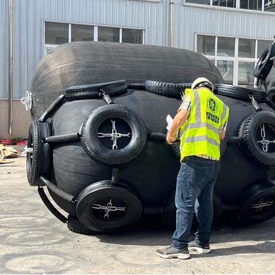 Qualidade CCS/BV/LR/DNV Certified High-Quality Black Pneumatic Rubber Fender for STS/STD Applications fábrica