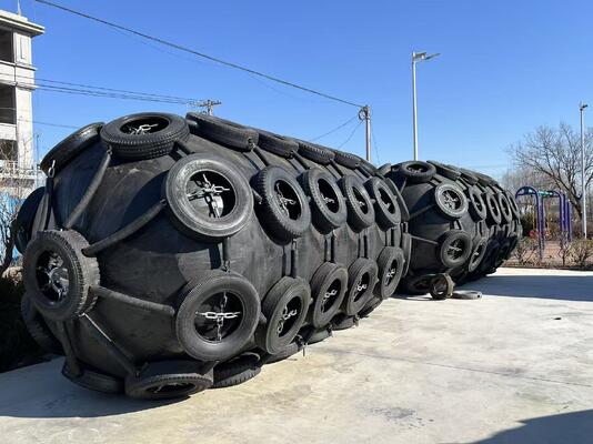 Qualidade Customized ISO17357 Pneumatic Rubber Fender 0.3-4.8 M for Marine Applications fábrica