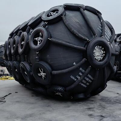 Qualidade 4.8x12m 50kpa / 80kpa Pneumatic Fenders For Ships fábrica