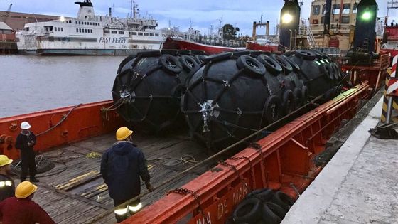 Qualidade 50KPA barco de flutuação do tamanho D2.5*L4 Marine Pneumatic Rubber Fender Inflatable fábrica