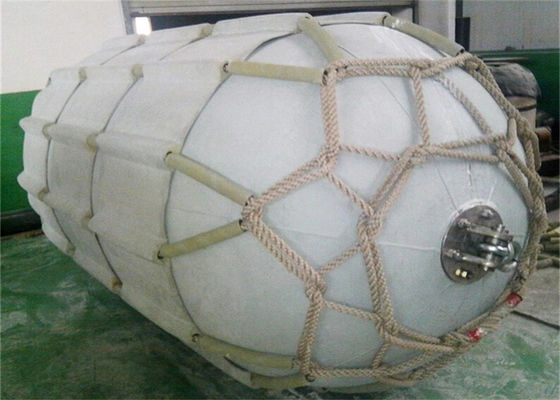 Qualidade Tipo branco do estilingue que flutua o para-choque de borracha pneumático 50kpa 3.3x6.5m fábrica